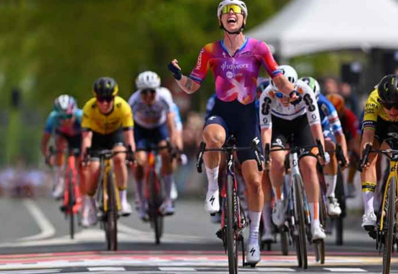 Marianne Vos brucia Lorena Wiebes nell'Amstel Gold Race
